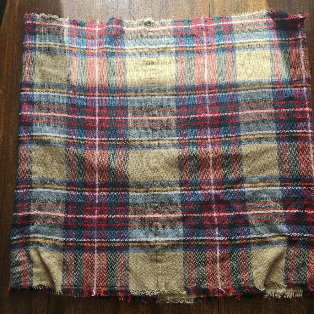 NWOT LOOK Plaid Oversized Round Blanket Scarf - Picture 6 of 7
